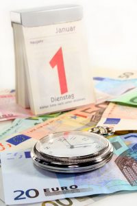 Stichtag 1. Januar: Viele starten das Jahr mit guten Vorsätzen. Sparsamer zu werden, ist ein Wunsch, der sich mit einem Haushaltskalender leicht umsetzen lässt. Foto: djd/S.Voigt/Deutscher Sparkassenverlag