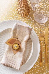 Accessoires in Gold verleihen der Festtafel einen besonders warmen Glanz. Foto: djd/Ferrero/Gaby Zimmermann