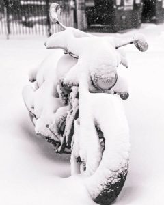 Keine gute Idee: Wer so sein Bike überwintern lässt, wird im kommenden Frühjahr nicht viel Freude mit der Maschine haben. Foto: djd/ThoMar/panthermedia.net/O. Munkhtuya