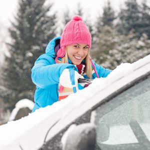 Das Eis sollte man mit einem Eiskratzer aus stabilem Kunststoff lösen - danach Enteisungsmittel aufsprühen und den Rest entfernen. Foto: djd/www.carglass.de/CandyBox Images - Fotolia
