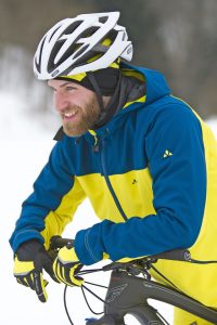 Neben speziellen Handschuhen, einem Bike Cap und Helm sollte in der dunklen Jahreszeit reflektierende Kleidung getragen werden. Foto: djd/www.pd-f.de/Kay Tkatzik