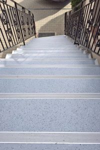 Rutschsicher durch den Winter: Eine intakte und frostfeste Treppe punktet nicht nur optisch - sie erhöht auch die Sicherheit rund ums Haus. Foto: djd/Triflex