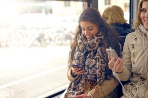 Immer griffbereit, ist das Smartphone für viele heute unverzichtbar geworden. Als "Taschenmesser des 21. Jahrhunderts" vereint es viele Funktionen in einem kompakten Gehäuse. Foto: djd/congstar.de/Lars Zahner - Fotolia