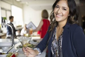 Nach dem Einzug kann man die neuen Nachbarn am besten bei einem Cocktail kennenlernen. Foto: djd/BSI/Getty