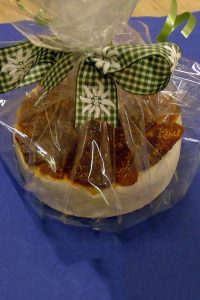 In Folie verpackt ist der affinierte Käse ein hübsches Gastgeschenk. Foto: djd/Bergader Privatkäserei