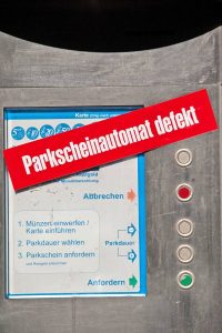Defekter Parkscheinautomat: Ist in Sichtweite ein weiterer Automat zu finden, muss man den kurzen Fußweg auf sich nehmen und dort ein Ticket ziehen. Foto: djd/Roland Rechtsschutz-Versicherungs-AG/panthermedia