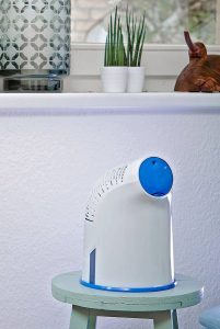 Schon für wenig Geld gibt es wirksame Luftentfeuchter, die der Raumluft überschüssige Feuchtigkeit entziehen.