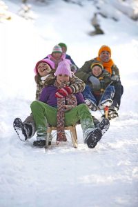 Den Winter in vollen Zügen genießen: Eine Rodelpartie ist ein Spaß für die ganze Familie. Doch Vorsicht ist geboten, denn in der kalten Jahreszeit erhöhen sich auch die Unfallrisiken. Wichtig ist daher ein maßgeschneiderter Versicherungsschutz.