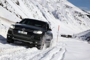 Für Fahrzeuge der oberen Mittelklasse, für Kompakt-SUVs, Groß-SUVs, Vans und auch Maxi-Vans gibt es spezielle Schneeketten.