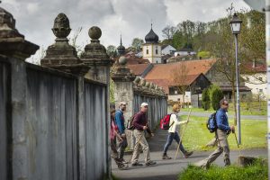 Wanderer am Eingang zum Schlosspark Gleisenau.