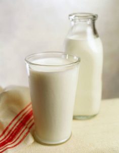 Das in der Milch vorhandene Kalzium regt die Fettverbrennung an und kann auf diese Weise zum Abnehmen beitragen.