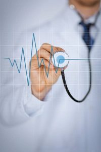 Ärzte warnen: Das Herz "tickt" im Winter anders als im Sommer - der Blutdruck steigt und die Medikation muss angepasst werden.