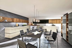 Der große Esstisch wird zum Dreh- und Mittelpunkt des modernen Wohnens wie im Loft.