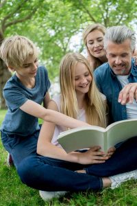 Die meisten Eltern in Deutschland fördern ihre Kinder nach Kräften - bei der Vorsorge für den Fall eines Unfalls oder einer schweren Erkrankung des Nachwuchses gibt es allerdings Defizite.