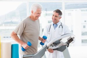 Sport und Bewegung beugen Herzerkrankungen vor. Wer neu ins Training einsteigen will, sollte sich vorher ärztlich beraten lassen.