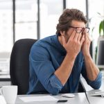 Lange Arbeitszeiten am Bildschirm können die Augen ermüden. Man spricht dann vom Office-Eye- oder Büroaugen-Syndrom.