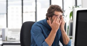 Lange Arbeitszeiten am Bildschirm können die Augen ermüden. Man spricht dann vom Office-Eye- oder Büroaugen-Syndrom.
