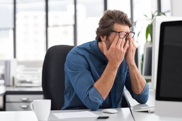 Lange Arbeitszeiten am Bildschirm können die Augen ermüden. Man spricht dann vom Office-Eye- oder Büroaugen-Syndrom.