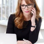 Wer den ganzen Tag vor dem Computer sitzen muss, kann seine Augen mit kleinen Übungen und speziellen Augentropfen entlasten.