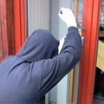 Spuren, die Einbrecher etwa an Türen hinterlassen, muss der Vermieter auf seine Kosten beseitigen lassen.