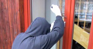 Spuren, die Einbrecher etwa an Türen hinterlassen, muss der Vermieter auf seine Kosten beseitigen lassen.