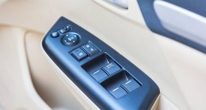 Ohne Einklemmschutz können elektrische Fensterheber für Kinder lebensgefährlich sein.