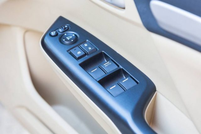 Ohne Einklemmschutz können elektrische Fensterheber für Kinder lebensgefährlich sein.
