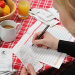 Ein Haushaltsbuch ist so nützlich wie eh und je: Wer Einnahmen und Ausgaben laufend erfasst, erhält einen besseren finanziellen Überblick und kann einige hundert Euro im Jahr sparen.
