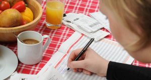 Ein Haushaltsbuch ist so nützlich wie eh und je: Wer Einnahmen und Ausgaben laufend erfasst, erhält einen besseren finanziellen Überblick und kann einige hundert Euro im Jahr sparen.