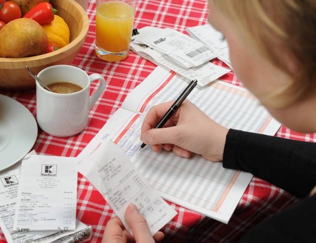 Ein Haushaltsbuch ist so nützlich wie eh und je: Wer Einnahmen und Ausgaben laufend erfasst, erhält einen besseren finanziellen Überblick und kann einige hundert Euro im Jahr sparen.