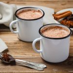 Bei winterlicher Kälte gibt es kaum etwas Schöneres als eine Tasse heißer Schokolade.