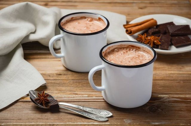heisse-schokolade Bei winterlicher Kälte gibt es kaum etwas Schöneres als eine Tasse heißer Schokolade.