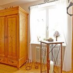 Schimmel versteckt sich oft hinter großflächigen Möbeln vor schlecht isolierten Außenwänden.