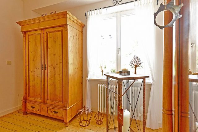 Schimmel versteckt sich oft hinter großflächigen Möbeln vor schlecht isolierten Außenwänden.