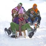 Den Winter in vollen Zügen genießen: Eine Rodelpartie ist ein Spaß für die ganze Familie. Doch Vorsicht ist geboten, denn in der kalten Jahreszeit erhöhen sich auch die Unfallrisiken. Wichtig ist daher ein maßgeschneiderter Versicherungsschutz.