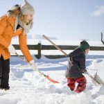 Selbst das lästige Schneekehren lässt sich in ein kurzweiliges Erlebnis für die ganze Familie verwandeln. Wichtig ist aber gerade im Winter, auch in Sachen Versicherungsschutz nicht ins Schleudern zu kommen.