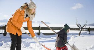 Selbst das lästige Schneekehren lässt sich in ein kurzweiliges Erlebnis für die ganze Familie verwandeln. Wichtig ist aber gerade im Winter, auch in Sachen Versicherungsschutz nicht ins Schleudern zu kommen.