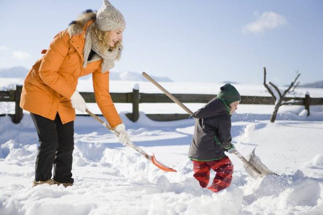 schnee-schieben Selbst das lästige Schneekehren lässt sich in ein kurzweiliges Erlebnis für die ganze Familie verwandeln. Wichtig ist aber gerade im Winter, auch in Sachen Versicherungsschutz nicht ins Schleudern zu kommen.