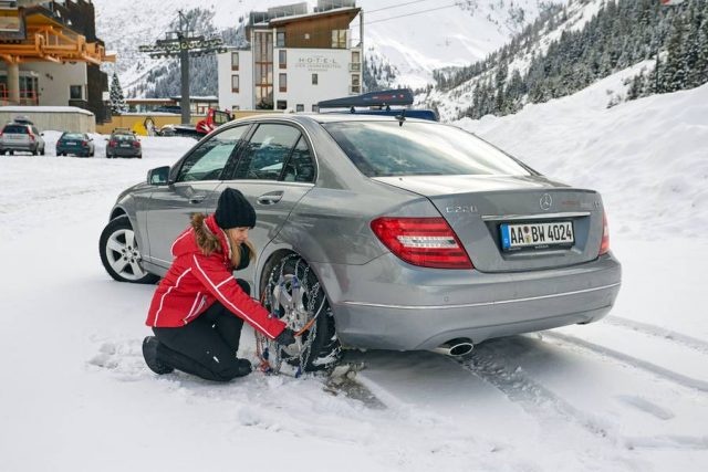 Schneeketten aufziehen