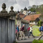 Wanderer am Eingang zum Schlosspark Gleisenau.
