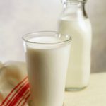 Das in der Milch vorhandene Kalzium regt die Fettverbrennung an und kann auf diese Weise zum Abnehmen beitragen.