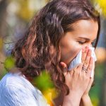 Heuschnupfen plagt Betroffene nicht nur im April und Mai. Frühblüher wie Hasel, Erle und Esche können Allergikern schon ab Januar zu schaffen machen.