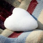 Wenn es kalt ist und schneit, reagiert das Herz: Internisten weisen darauf hin, dass die Blutdruckwerte im Winter oftmals höher sind als im Sommer.