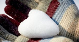 Wenn es kalt ist und schneit, reagiert das Herz: Internisten weisen darauf hin, dass die Blutdruckwerte im Winter oftmals höher sind als im Sommer.