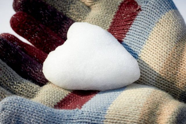 Wenn es kalt ist und schneit, reagiert das Herz: Internisten weisen darauf hin, dass die Blutdruckwerte im Winter oftmals höher sind als im Sommer.