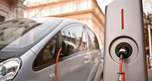 Gerade für Kurzstreckenfahrer sind E-Autos mittlerweile eine wirtschaftlich interessante Alternative zu Fahrzeugen mit Verbrennungsmotoren.
