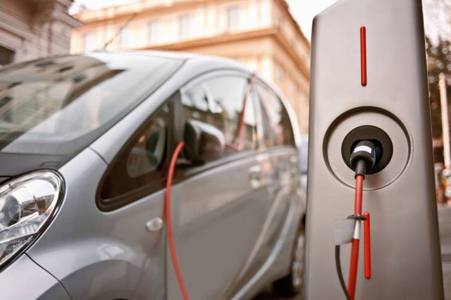 Gerade für Kurzstreckenfahrer sind E-Autos mittlerweile eine wirtschaftlich interessante Alternative zu Fahrzeugen mit Verbrennungsmotoren.