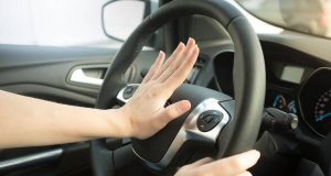 Sollte jeder Autofahrer kennen: die wichtigsten Regeln zum Einsatz von Warnsignalen.