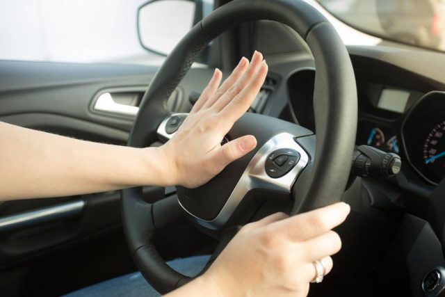Sollte jeder Autofahrer kennen: die wichtigsten Regeln zum Einsatz von Warnsignalen.