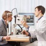 Ab dem 50. Lebensjahr sollte man seine Augen regelmäßig beim Augenarzt untersuchen lassen.
